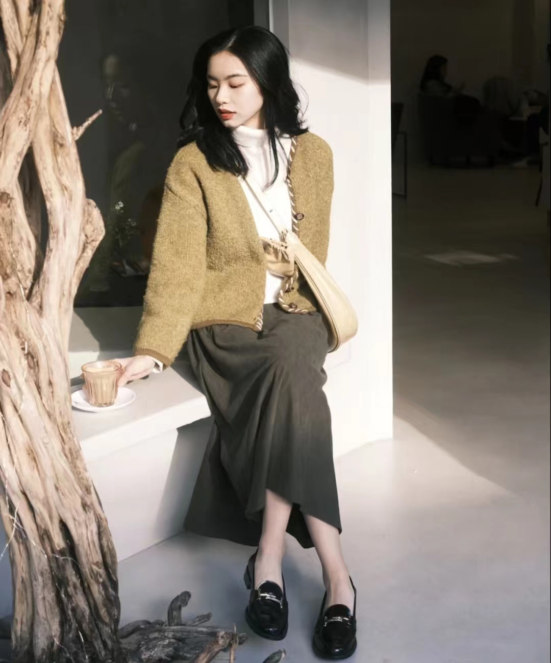 白色搭什么颜色最好看冬季女士,秋冬搭配什么颜色显白