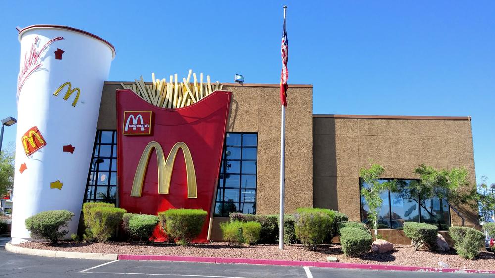 麦当劳里面的制服,麦当劳制服一样吗