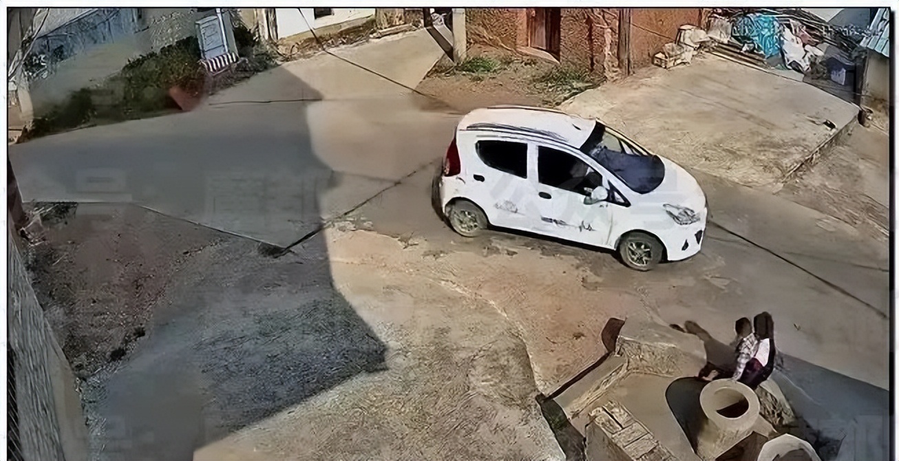 7岁女孩把4岁男童塞进深井,7岁女孩将4岁男童扔井里过程