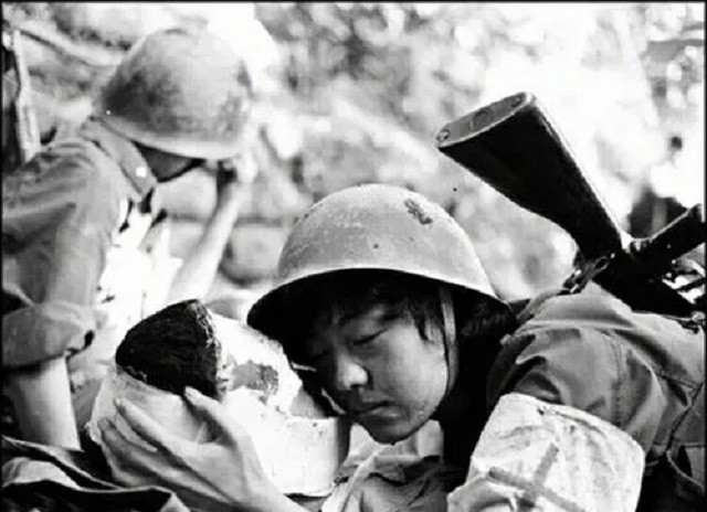 对越自卫反击战，前线战士都爱抽什么烟？女兵抽烟是为了“帮忙”