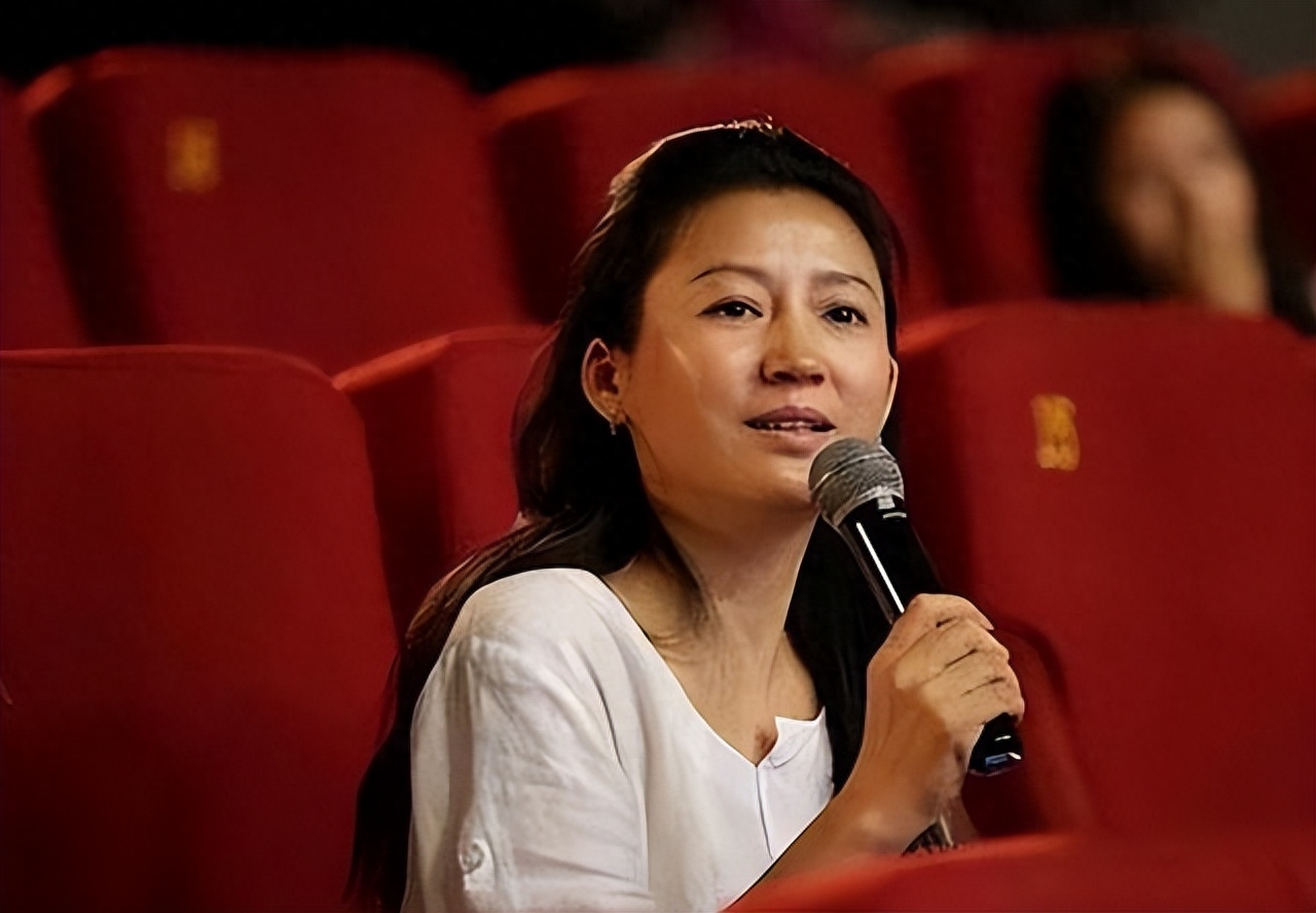 央视一姐王小丫的视频,央视主持人王小丫2000年身体状况