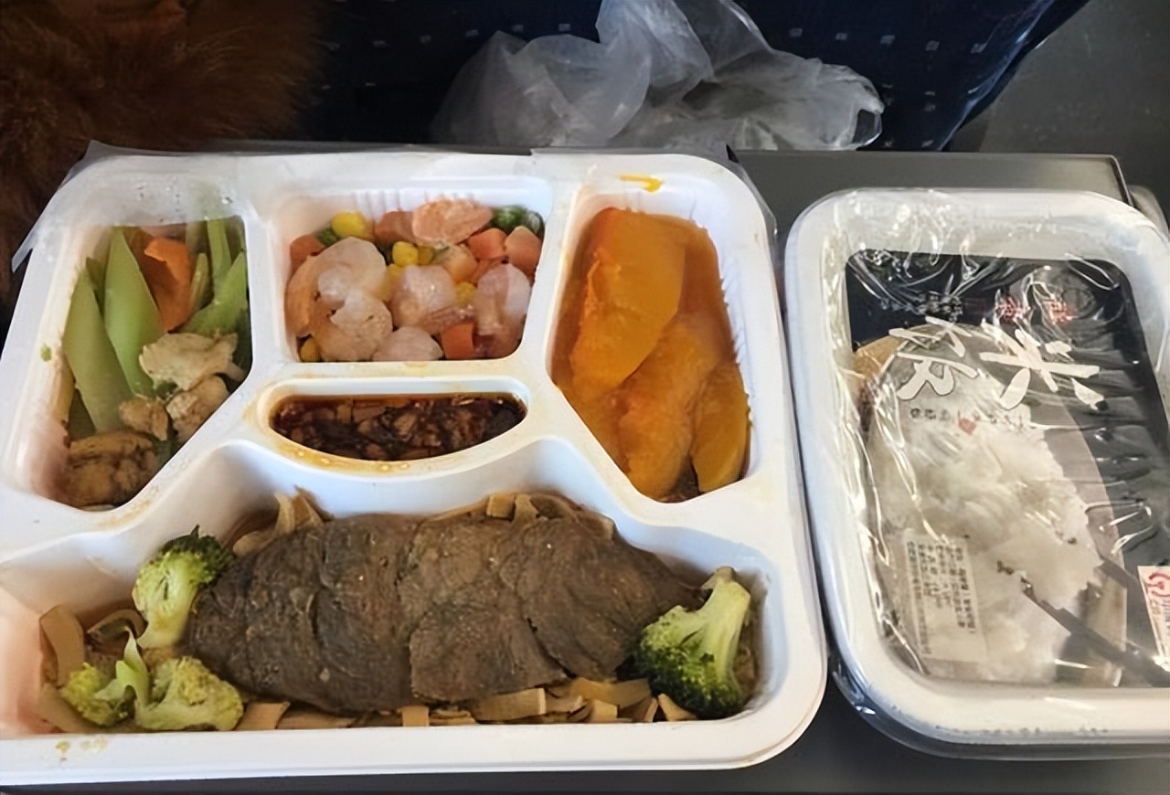 12306回应高铁35元盒饭标价15元,12306回应盒饭售价问题后续