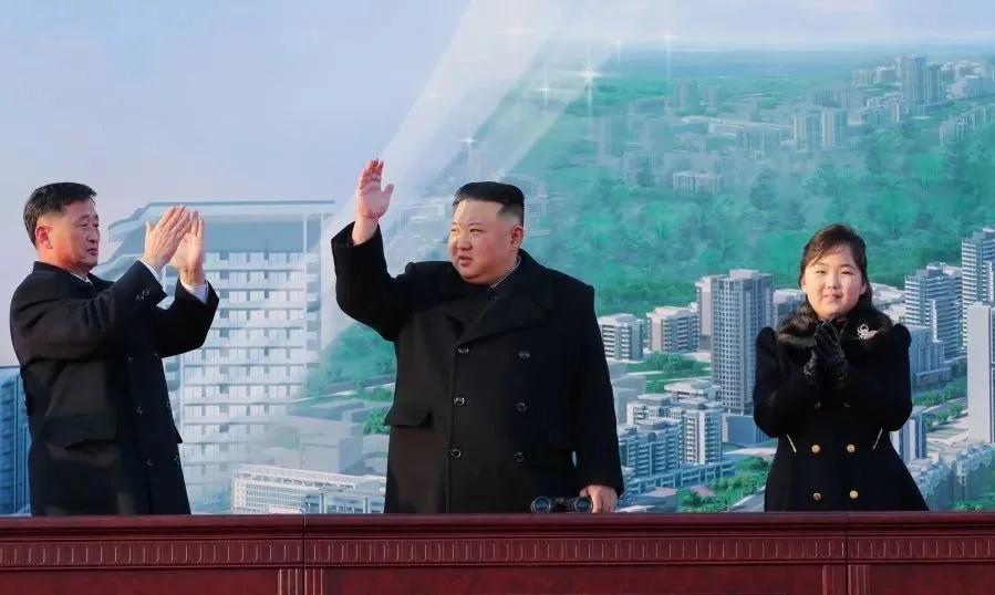 “朝鲜公主”金主爱：金正恩的心头宝贝，吃饭合影都坐在军官中间