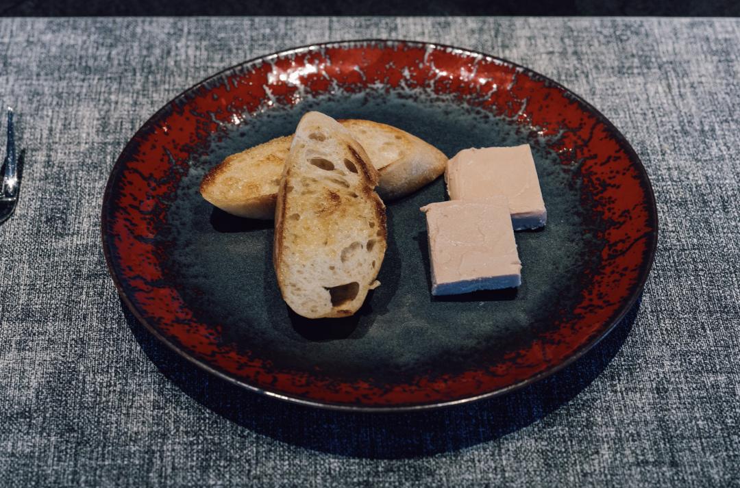 配备一星米其林黑珍珠餐厅,比米其林黑珍珠高端的餐厅