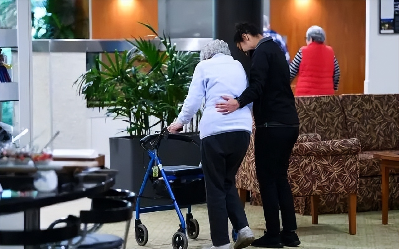 69岁的她，被29岁的年轻男子性侵，警察究竟会怎么处理？