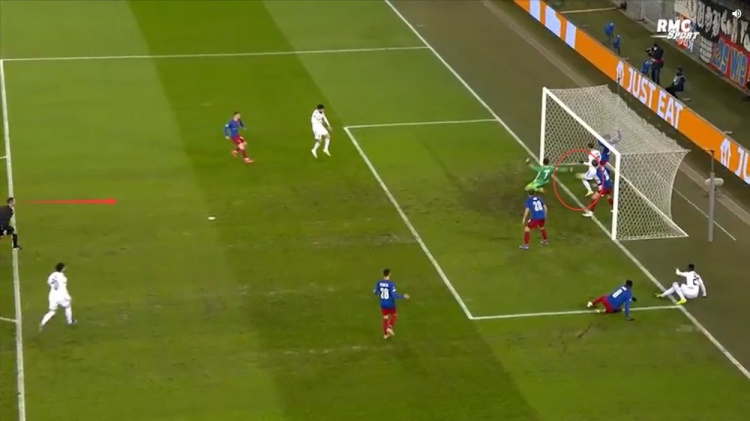 足球五大联赛暴力事件分析,足球禁区过人被断