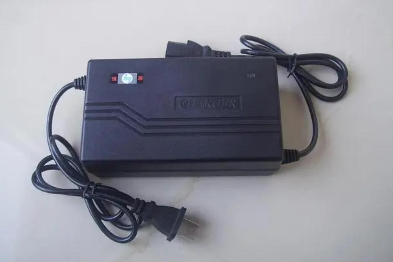 电动车才充四个小时就充满了,电动车充电器充满还是红灯不变绿