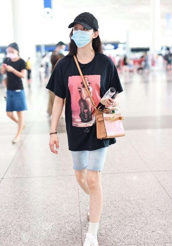 牛仔短裤会搭配才能穿出时尚风,欧美时尚博主牛仔短款穿搭