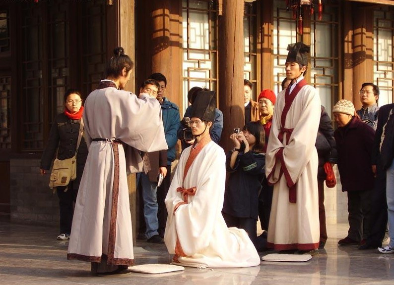 古代男子为什么有的束发有的披发,披头散发古装剧古人真正发型