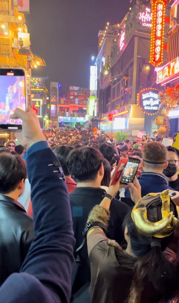 韩网再曝事故细节:死者多为20+岁瘦弱女孩,或因穿高跟鞋易跌倒