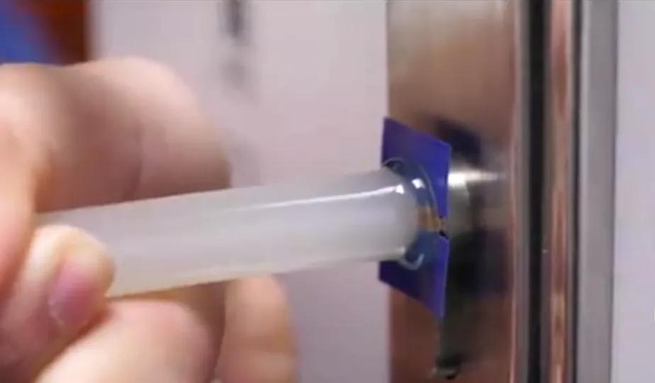 开锁不小心钥匙断了怎么办,防盗门钥匙拔不出来怎样取锁芯