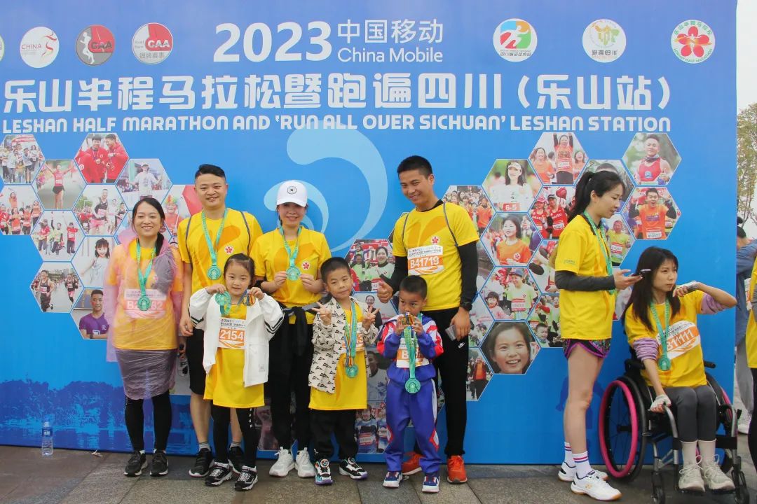 万人一起骑马的视频,万人齐跑马拉松