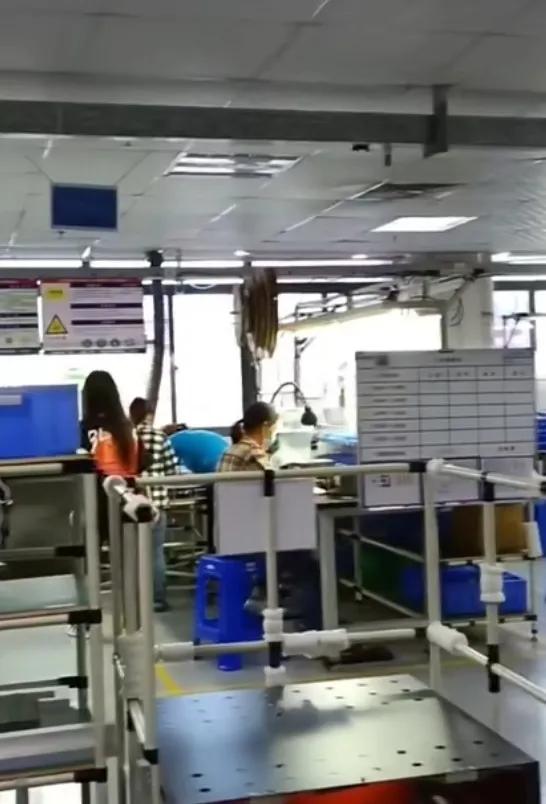 在工厂干活一天的生活,在工厂上班太累了实在不想干