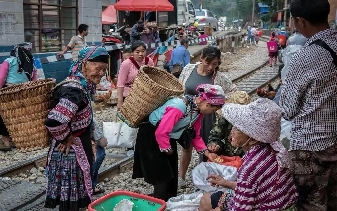 云南红河州，清朝遗留下来的火车集市：很多人误以为是印度