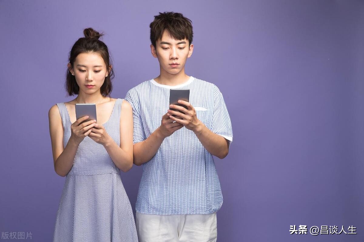 喜欢上别人的女朋友怎么办,女朋友喜欢上另一个男生怎么办