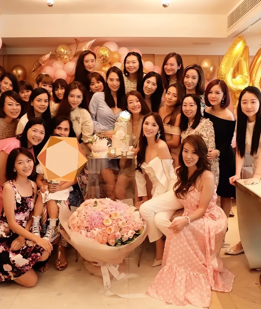 假装高贵、喜欢炫富、爱傍富豪，这些台湾女星活该没有好下场