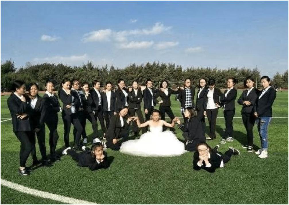 大专生毕业不配穿学士服吗,怎么看待专科穿学士服毕业