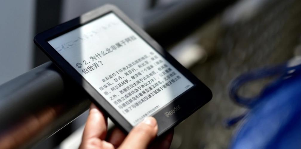 女儿告诉妈妈:“请你一定要看纸质书”，理由让人难以反驳