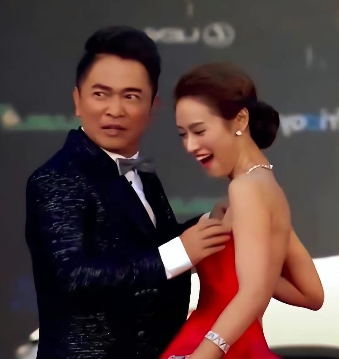 父女之间亲嘴的危害,父女亲脸拥抱违法吗