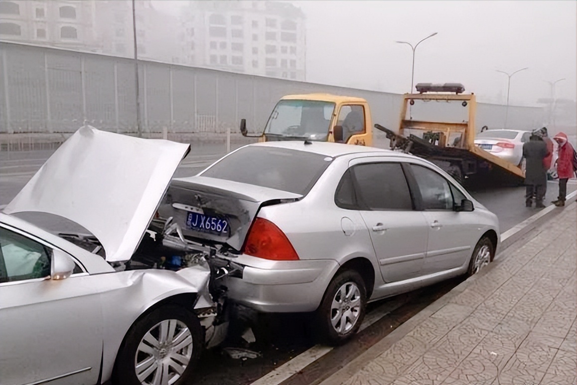 开车追尾不知情开走了怎么处罚,车辆被追尾只走保险后面能报警吗