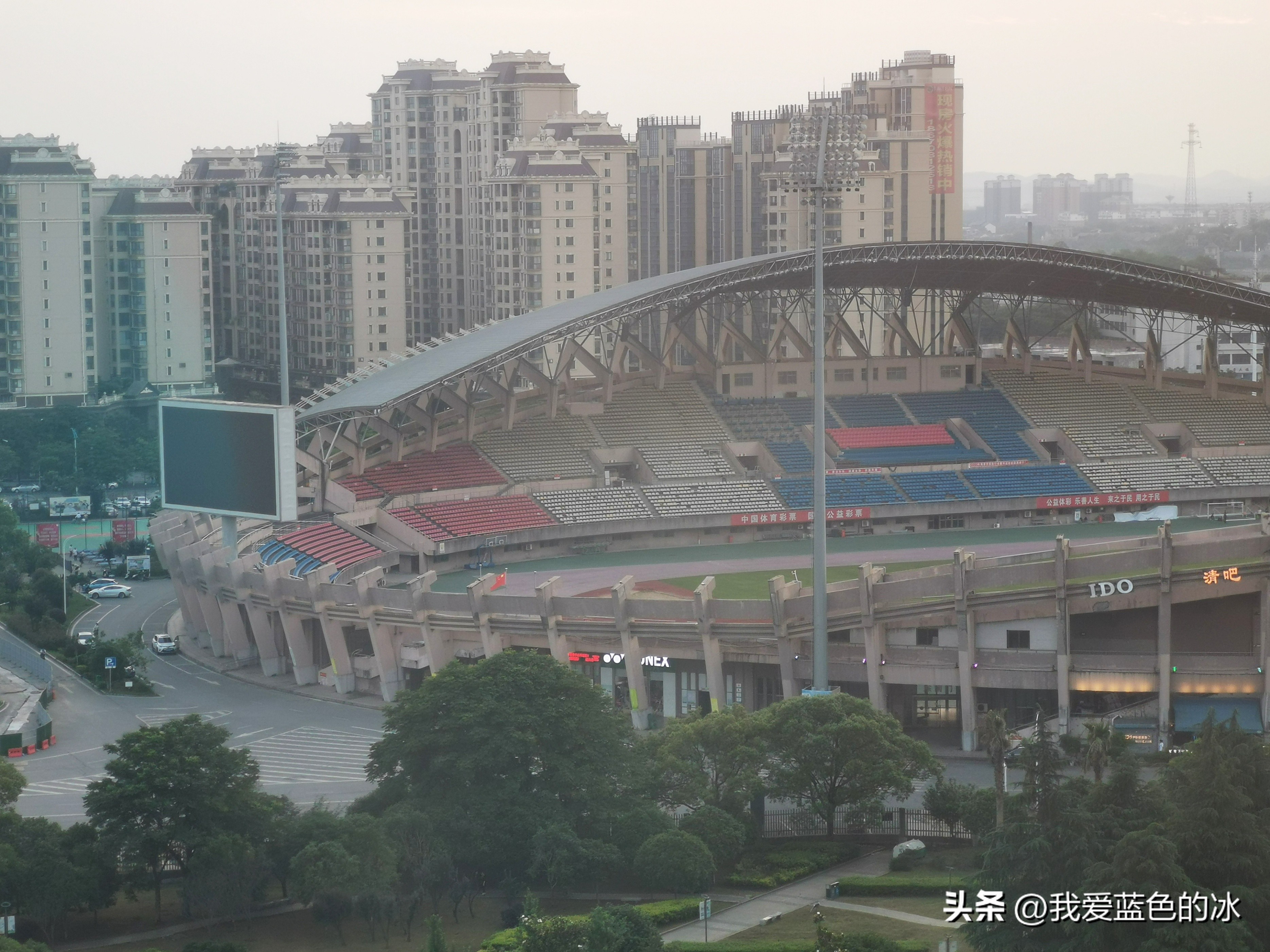 从窗户能看见烟囱,从十一楼往下看全是美景