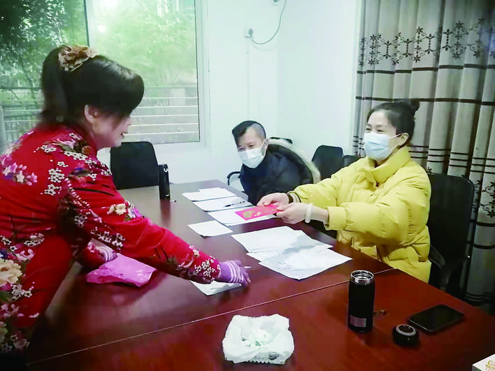 小区给业主发2000元红包,青岛一小区给全体业主发红包