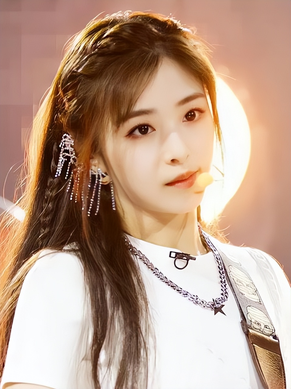 今年别再披头散发了三款减龄发型,秋冬季更适合有氛围感的发型