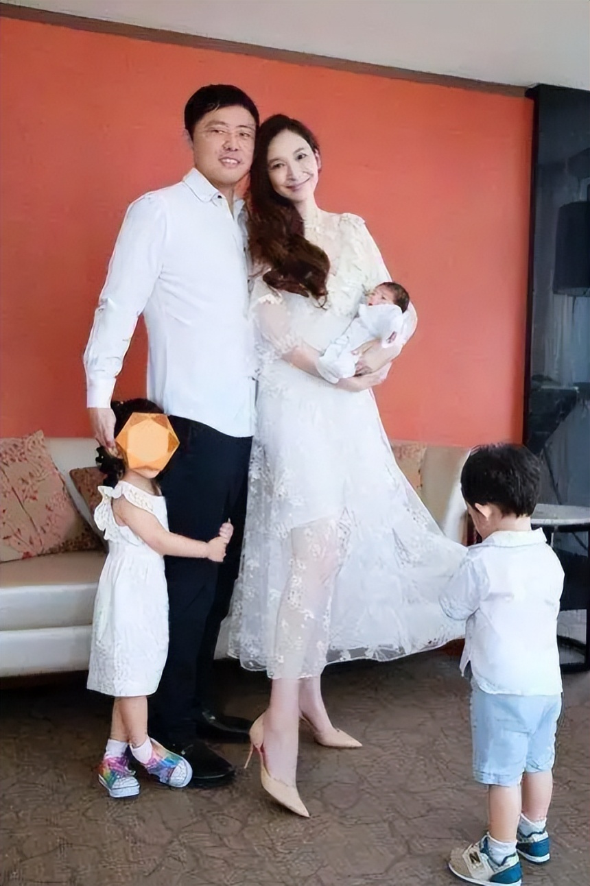 “只生孩子不结婚”的8位女星，看似洒脱淡然，实则吃尽了苦头