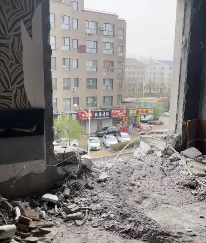 哈尔滨私砸承重墙事件最新报道,哈尔滨承重墙被砸事件处理结果