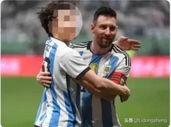 比赛抱梅西,对手跪下抱梅西