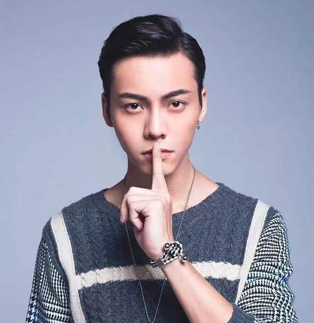 有哪些明星头发秃顶,秃顶明星发际线