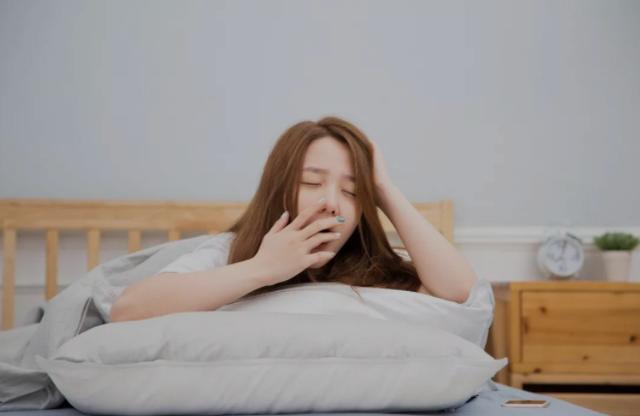 晚上睡觉嘴里发干发渴是怎么回事,晚上睡觉嘴里老是发干是怎么回事