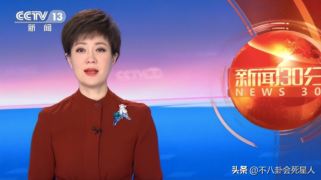 戴假发、穿半截西装、贴胶带瘦脸,原来央视的主持人这么“假”