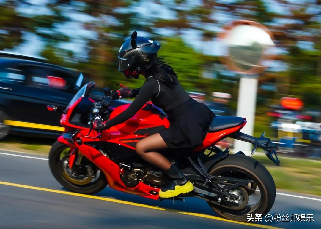 摩托车撞女网红,女网红骑摩托被撞