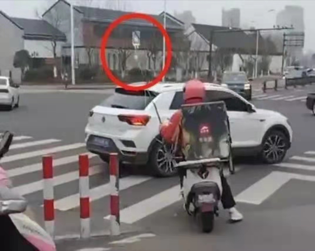 一男子挂点滴送外卖太拼了！医生：预防痛风这四点不容忽视