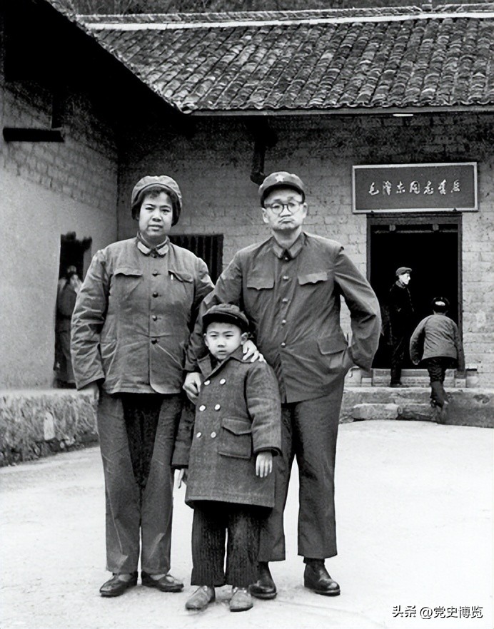 *新宇毛**:爷爷生前经常告诫我父母“要夹着尾巴做人”