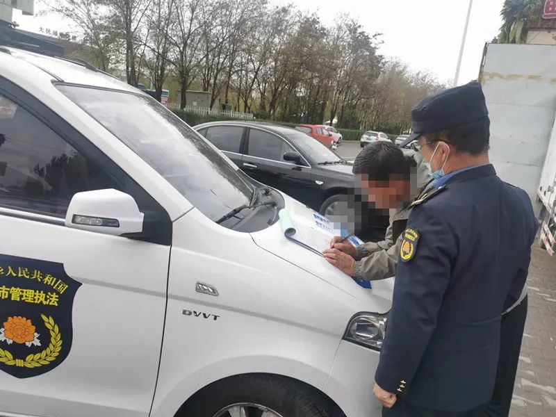 店主霸占公共车位被处罚,二手车长期霸占公共停车位