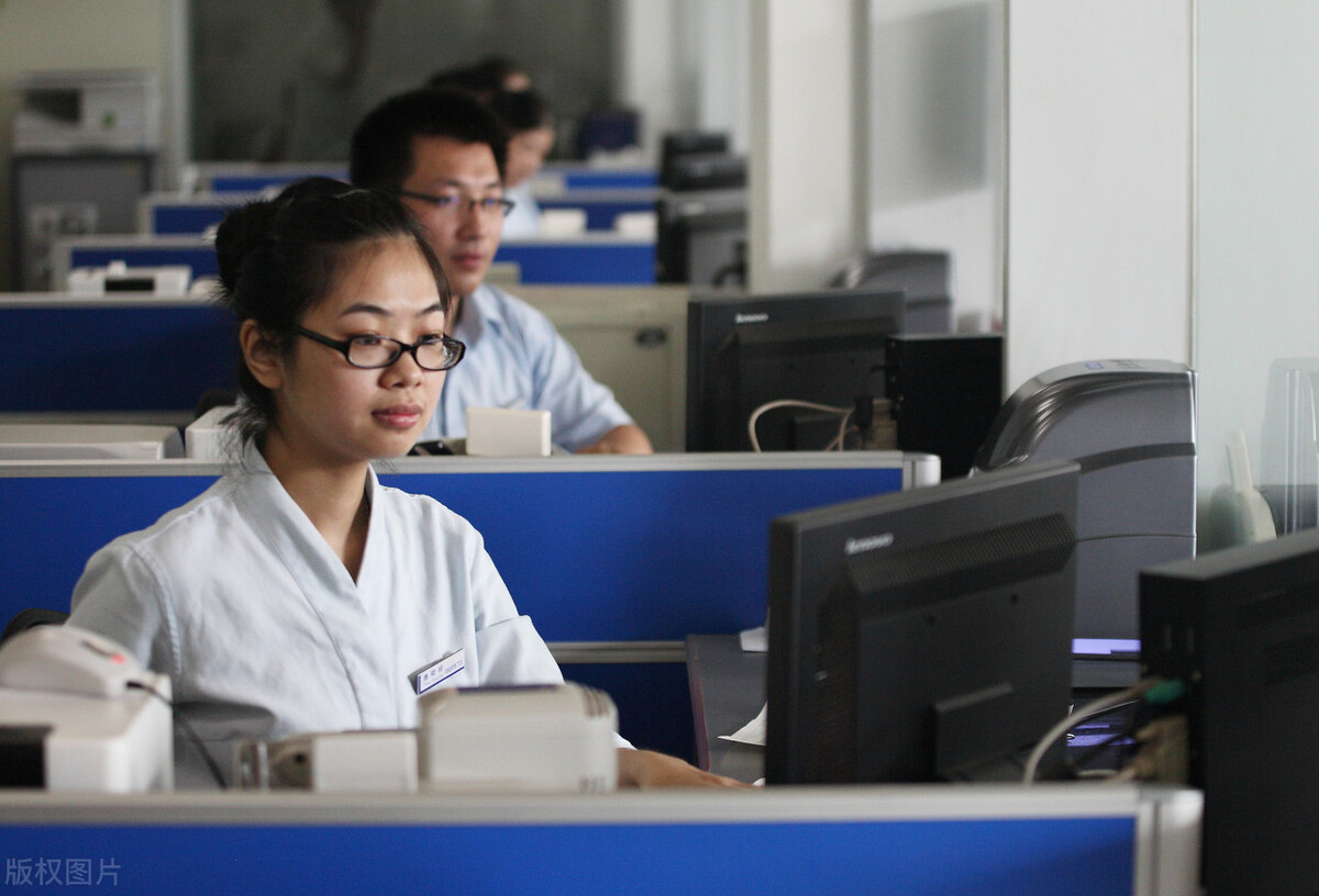 银行柜员和营销岗工资,银行柜员和客服经理基本工资