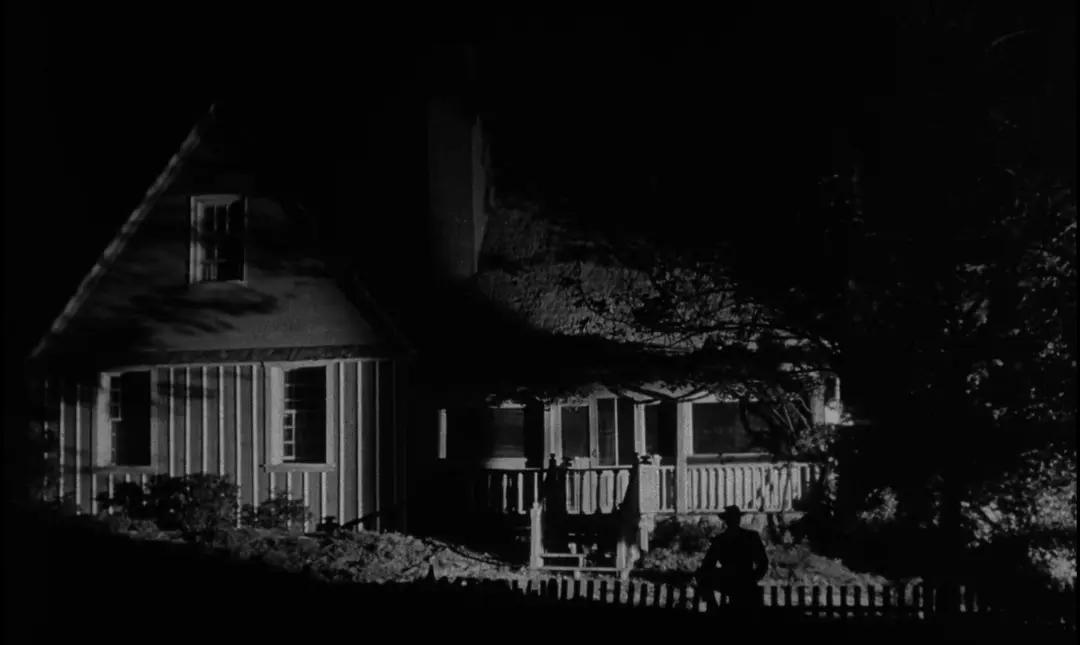 本将赃款藏在布娃娃里，黑心牧师为了钱杀害薇拉，并追杀兄妹俩