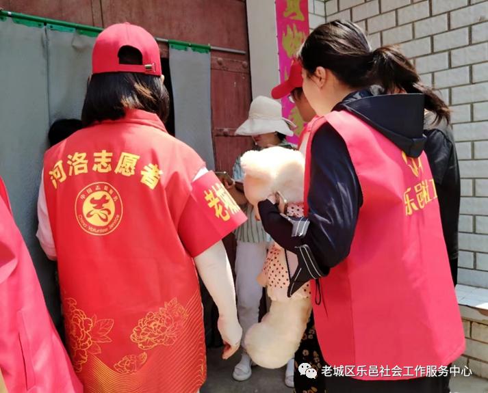 洛浦街社工,社区社工站走访残疾儿童