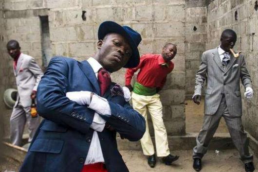 非洲最奇葩的贫民窟,捡剩饭也要花20万买名牌西装,只为上街遛一圈