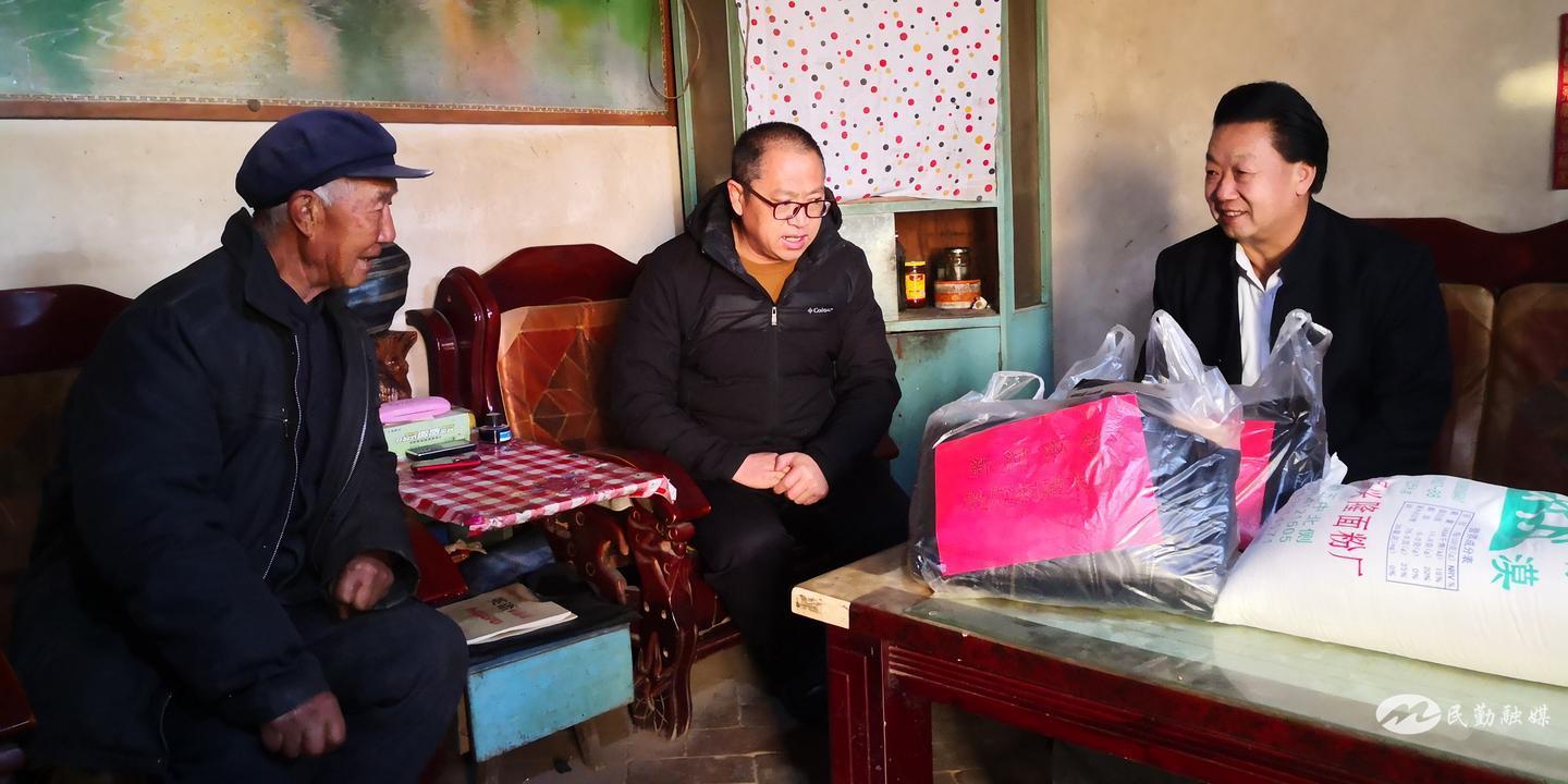 这个冬天，爱心带来别样温暖！民勤县新河中学开展“送温暖、献爱心、传真情”主题活动