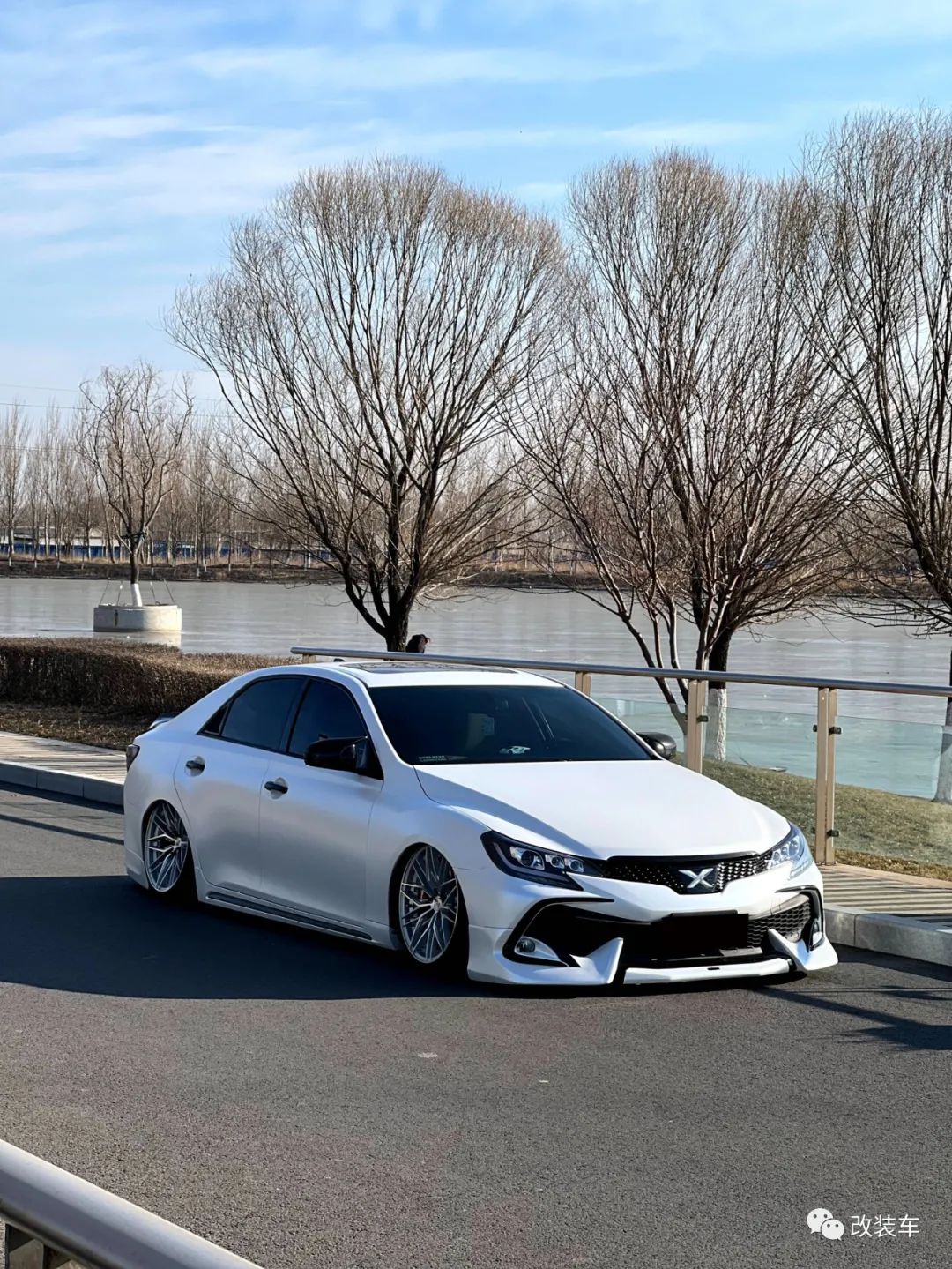 被打断腿的丰田锐志大后超，只要改得帅阿珍跑不掉