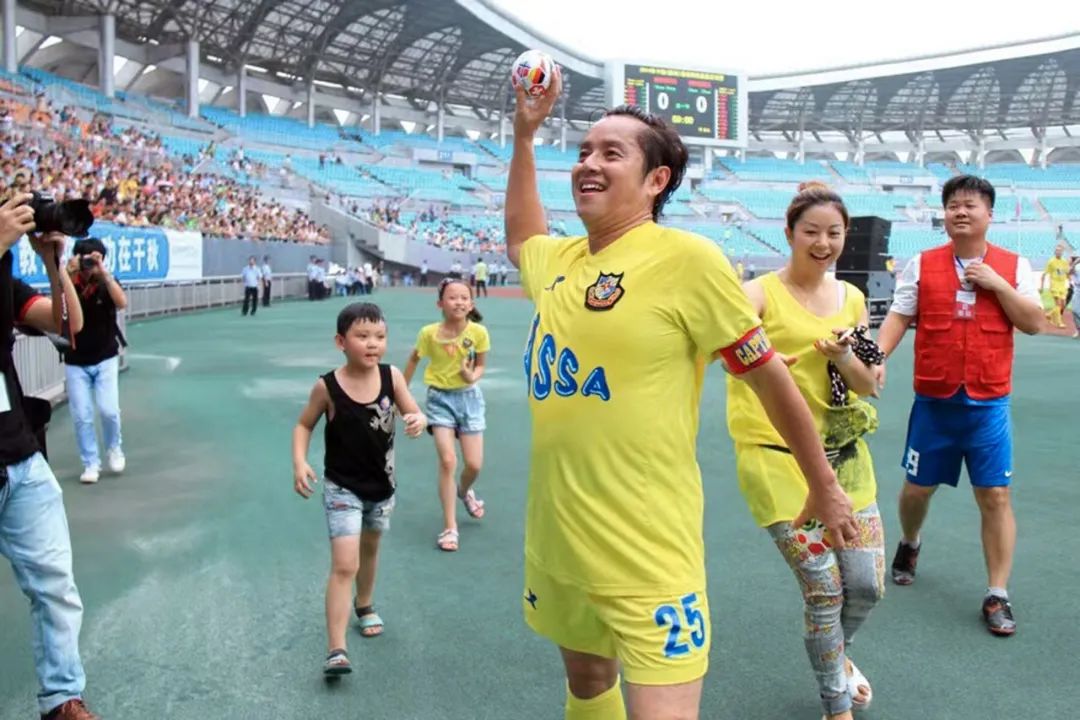 张国荣80年代天王巨星现场,80年代香港的天王巨星和天后