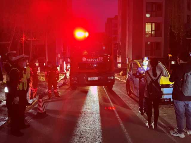 银川多辆消防车出警,占用生命通道消防车