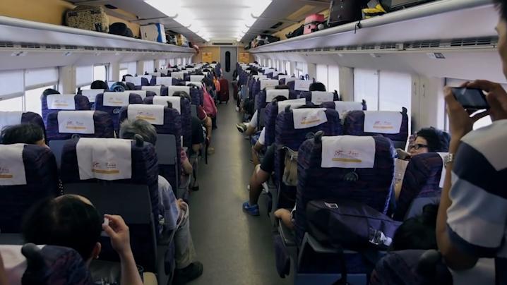 高铁乘务员月薪有8000多吗,高铁乘务员工资一般多少