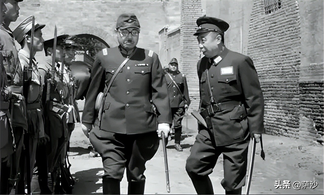 为什么抗日时期国军服装分了颜色,为什么汉奸军服是军阀服装