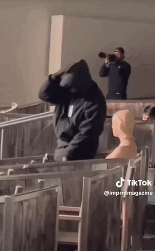 侃爷妻子bianca怪异穿搭,侃爷妻子黑色蚕蛹装