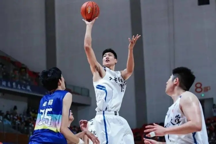 清华附中的“文森·卡特”，运动力锋线：李玮颢，加盟天津队打球