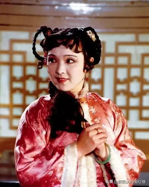 试猜薛宝琴精巧的元宵灯谜，谜底终不过是柴米油盐，内涵全是悲剧